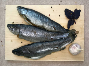 Багет пшеничный карамелизированый лук: Форель радужная вяленая