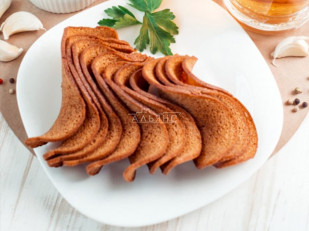 Деревенские гренки с аджикой: Ресторанные гренки с сметаной и зеленью